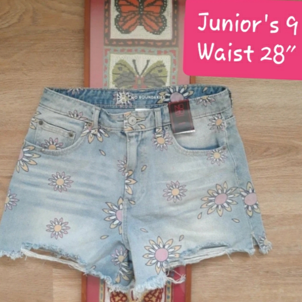 No Boundaries Daisy Distressed Jean Shorts / Junior's 9 Waist 28" Floral Shorts